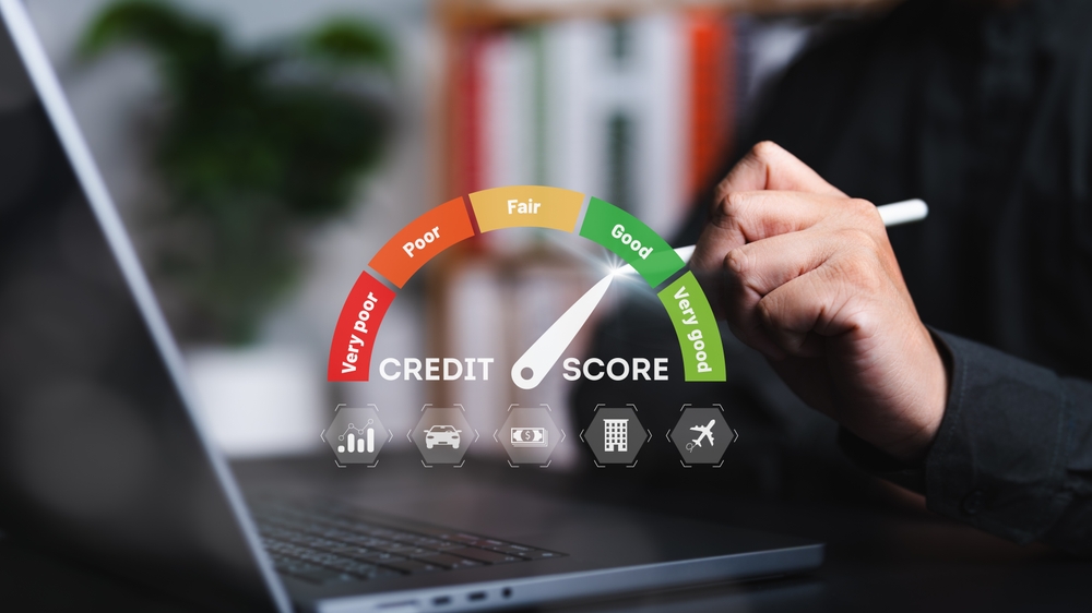 Évaluation de la cote de solvabilité. L'analyste évalue les données statistiques de finance client avec l'icône de pointage de crédit. Rapports de comportement de crédit.