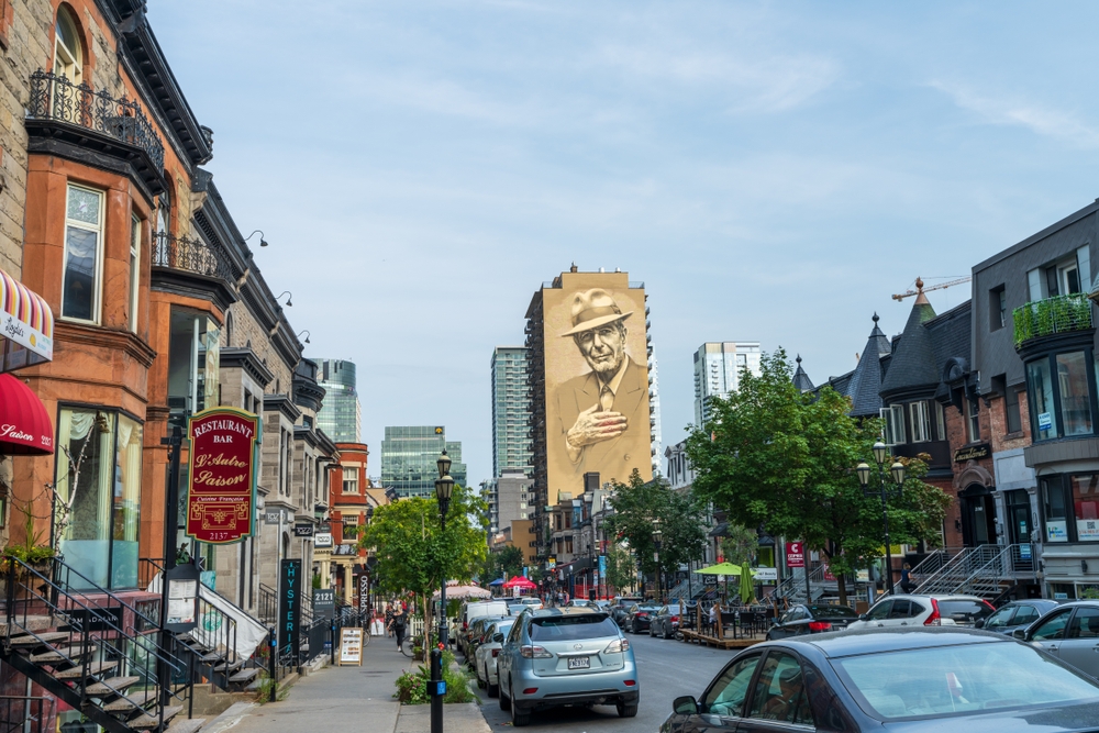 Vue de Crescent Street, une attraction populaire à la fois pour les touristes et les habitants.